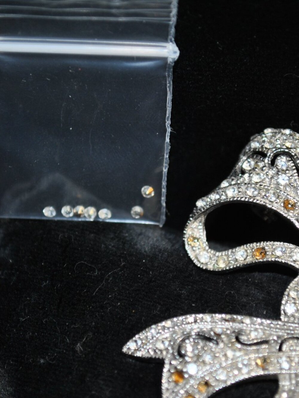 Damaged! Vintage Large Rhinestone Bow Costume Brooch - Picture 7 of 8